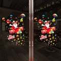 Detalle de Papá Noel en avión y pegatinas de paracaídas arcoíris en puertas de vidrio - Papá Noel Volando Avión Con Paracaídas (6280)