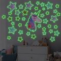 Adesivo murale unicorno luminoso e stelle dorate brillanti nella camera dei bambini - Stella