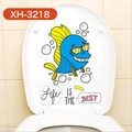 Blauwe vis toiletsticker met 'Life is the Best' spreuk op witte toiletbrilhoes - Blauwe Vis Stijl (XH-3218)