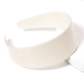 Cerchietto largo in resina opaca color crema esposto su un supporto geometrico moderno - 5 Pezzi / 48mm / Bianco