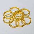 Set de ocho anillos abiertos chapados en oro con textura para joyería DIY y anillos apilables - Estilo relieve texturizado / 1.2x8mm (50 Unidades/Paquete) / Dorado