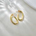 Elegantes pendientes de aro ovalados dorados con acabado pulido y diseño minimalista - Dorado