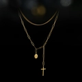Makro-Detail der zweilagigen 14K Goldkette mit Münzen- und Kreuzanhängern - Vintage Münze Kreuz Mehrreihig (N1392)