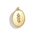 Vue macro d'un pendentif ovale doré avec motifs floraux en relief et bordure perlée - Design Ovale / Petit Or