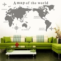 Detailweergave van grijze wereldkaart muursticker met labels boven een groene bank - 58*100CM Grijs