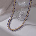 14K vergoldete Edelstahlkette mit dunkelblauen facettierten Perlen auf weißem Stoff - Dunkelblaue Perlen Gold Halskette (M-N1892)