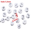 Cuentas acrílicas blancas planas con letras negras para joyería DIY de 7mm - 50 Piezas/Bolsa / Cuentas redondas planas blancas con alfabeto negro