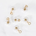 Set mit sechs handgefertigten Perlenanhängern in Gänseblümchenform mit goldener Perlenmitte - 10er Pack / Kunstperle