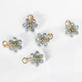 Blaue Kristall-Gänseblümchen-Anhänger mit goldenem Zentrum und schillerndem Finish - 10er Pack / Graublau