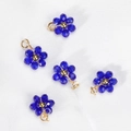 Lote de cinco colgantes de flores de cristal azul oscuro con cuentas doradas para joyas - Azul zafiro