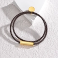 Pulsera de doble capa de cuero trenzado marrón con colgantes de metal dorado - Cuerda Marrón (Dorado)