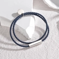 Detalle de la pulsera de cuero trenzado azul de doble capa con cierre de metal pulido - Cuerda Azul Profundo (Color Acero)