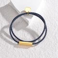 Detalle de pulsera de cuero PU trenzado azul con cierre de metal dorado pulido elegante - Cuerda Azul Profundo (Dorado)