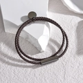 Vista de detalle de la pulsera de cuero trenzado marrón con cierre metálico de lujo - Cuerda Marrón (Negro)