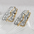 Boucles d'oreilles géométriques froissées avec base argentée et accent doré pour femme - Style Rectangle de Lave (OLBE902)
