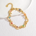 Detalle de una pulsera boho dorada con dijes de luna creciente y gemas de colores - Pulsera-Estilo Luna (B1147-yueliang)