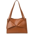 Elegante bolso de hombro en cuero marrón con solapa geométrica y hebilla plateada - Marrón