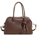 Kaffeebraune Boston-Handtasche aus genarbtem Leder mit dünnen Griffen und Anhänger - Braun