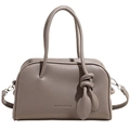 Vintage taupe Boston Handtasche mit Litschi-Maserung und einem Blattanhänger - Elefantengrau