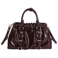 Glänzende weinrote Tote-Tasche mit Vintage-Falten und goldenen Metallteilen im Detail - Braun