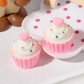 Deux mini cupcakes en résine rose avec crème blanche et cœurs pour loisirs créatifs - Fond Rose à Pois Cœur Rose