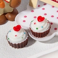 Mini-cupcakes en résine avec cœurs rouges et pépites colorées pour décoration DIY - Fond Café à Pois Cœur Rouge