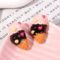 Eiswaffel-Anhänger aus Harz in Pink und Braun mit Herzdekor auf einer Schale - Rosa Kaffee Herz Eistüte