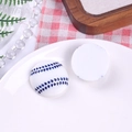 Breloques de baseball plates en résine blanche avec coutures bleues pour projets DIY - Baseball avec Points Bleus