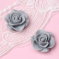 Dunkelgraue 18mm Harz Rosenblüten Anhänger für DIY Schmuck und Haarschmuck - Hellgrau