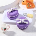 Paarse macaron klei miniatuur met gestreepte strik en mini middagthee accessoires - Rond Paars