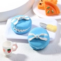 Blauwe hart macaron bedeltje met gestreepte strik voor DIY projecten en accessoires - Rond Blauw