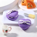 Miniatur-Macaron-Set in Herzform Lila aus Modelliermasse für DIY-Anhänger mit Schleife - Herz Lila