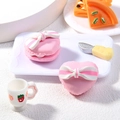 DIY Miniatur Herz-Macaron-Set in Rosa mit Schleife und Tablett für Puppenhäuser - Herzform Hellrosa