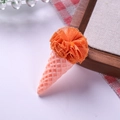 Accessoire DIY avec boule en résille orange et cornet rose à texture gaufrée - Glace à la Boule Orange