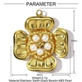 Pendentif fleur doré en acier inoxydable avec perles ABS blanches et détails perlés - Fleur à Quatre Pétales Dorée (YF432-3)