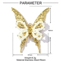 Gouden roestvrijstalen vlinderhanger met witte harskralen en afmetingen in beeld - Witte Hars Vlinder Hanger (YF437-2)
