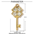 Pendentif clé en acier inoxydable doré avec trèfle et zircons en forme de cœur - Style Clé Trèfle en Zircon Clair (YF382-1)