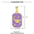 Colgante de ángel dorado rectangular con detalle de esmalte púrpura y medida de 30mm - Ángel Púrpura (YH1574)
