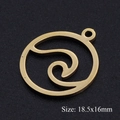 Pendentif rond en acier inoxydable poli avec motif de vague ajouré et finition dorée - Cercle de Vagues Doré (T967-2)