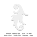 Pendentif feuille de style baroque en acier inoxydable argenté mesurant 22x37mm - Volute Baroque (LA780-1)