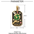 The World Tarot-Anhänger aus goldenem Edelstahl mit schwarzen und grünen Emailledetails - Die Welt
