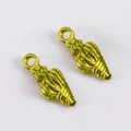 Macro-detail van geelgroene schelphangers met textuur voor DIY-sieraden maken - Wulk - 7.7x19.4