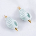 Keramische schelphanger in licht cyaan met goudkleurige haak voor DIY-sieraden - 2 Stuks/Set / Hemelsblauw