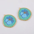 Set aus zwei türkisfarbenen Blumenanhängern aus 304 Edelstahl mit unregelmäßigem Goldrand - Floral-Sattgrün