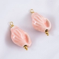 Anhänger in Muschelform aus Keramik mit rosa-weißem Farbverlauf und goldener Öse - 2 Stück/Set / Zartrosa