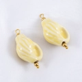 Hellgelber Keramik-Muschel-Anhänger mit goldenem Metallring und Perle für DIY-Schmuck - 2 Stück/Set / Hellgelb
