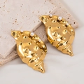 Gouden schelphanger met witte parels op beige steen voor doe-het-zelf sieraden - Schelp / Goud / 37x68mm