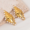 Ciondolo oceano in oro lucido con piccole perle bianche su sfondo di marmo beige - 25x56mm
