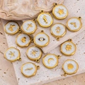 Pendentifs en acier doré avec symboles en émail blanc de soleil, lune et mer - Blanc