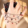 Détail d'une chaîne multicouche noire avec pendentifs strass rouges et papillon évidé - 0,5 Mètre/Paquet / Strass Rouge - Noir